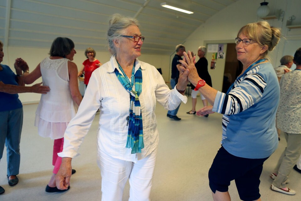 Sonja Andersson i blå scarf är en av ledarna för den internationella dansen.