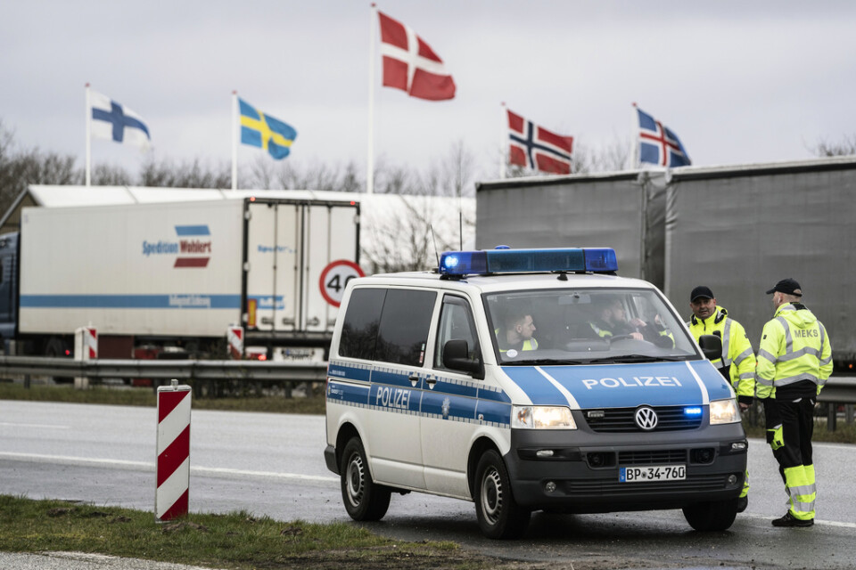 De nordiska länderna har valt lite olika vägar när det gäller åtgärderna mot coronaviruset. Bilden är tagen vid Danmarks stängda gräns – från den tyska sidan.
