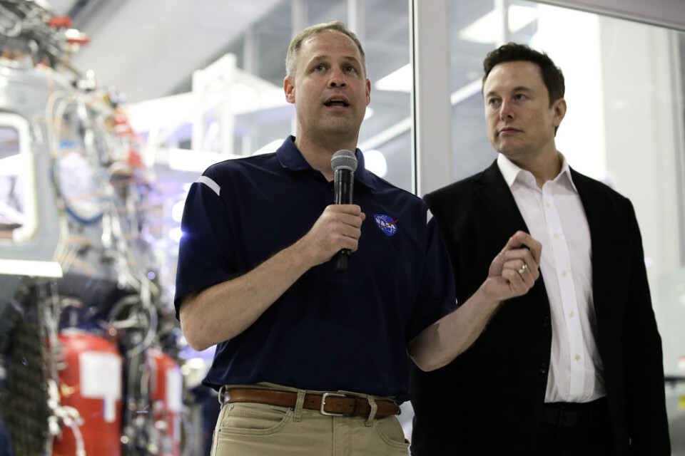 Jim Bridenstine, till vänster, bredvid Space|X-chefen Elon Musk vid en tidigare pressträff. Crew Dragon-kapseln syns i bakgrunden.