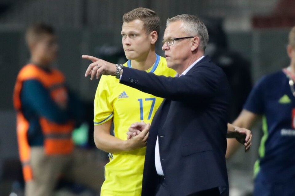 Förbundskapten Janne Andersson pekar ut riktningen för Viktor Claesson under VM-kvalmatchen mot Vitryssland. Kanske att Claesson är på väg mot Newcastle och Premier League.