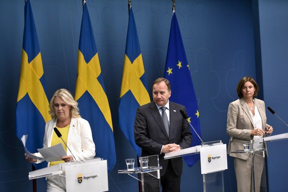 Socialminister Lena Hallengren (S), statsminister Stefan Löfven (S) och vice statsminister Isabella Lövin (MP) presenterar coronakommissionen.
