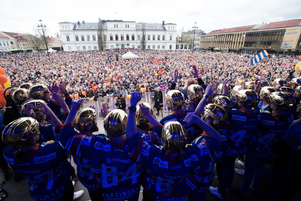 Växjö Lakers firar på stortorget.