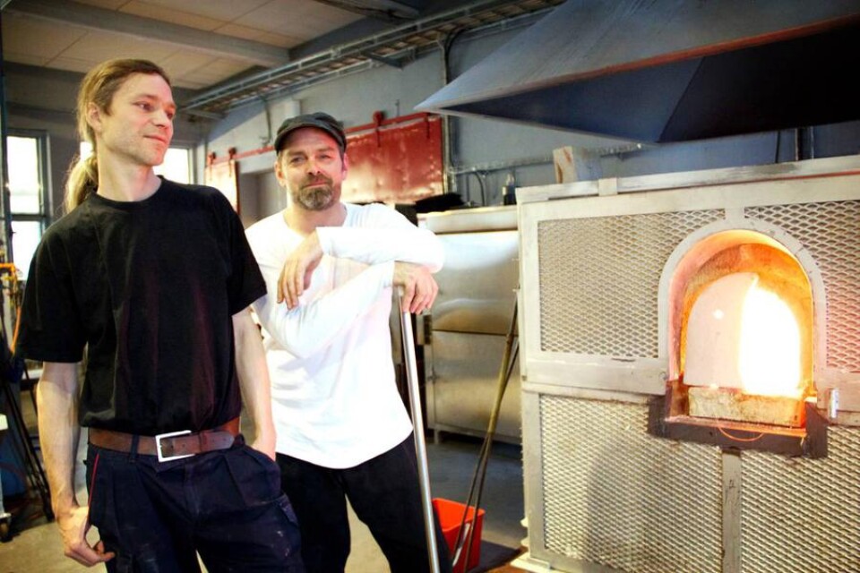 Glasblåsarmästare Christopher Ramsey i Vet Hut-hyttan, till höger, tillsammans med Simon Holm vars glassliperi också drabbas av hyttnedläggningen.