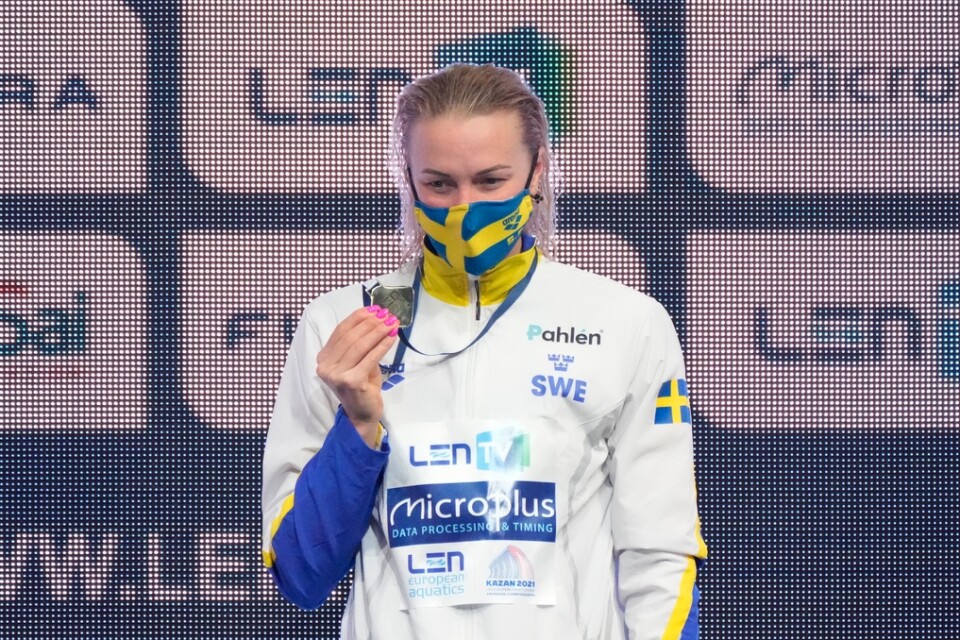 Sarah Sjöström håller upp sin guldmedalj. Arkivbild.