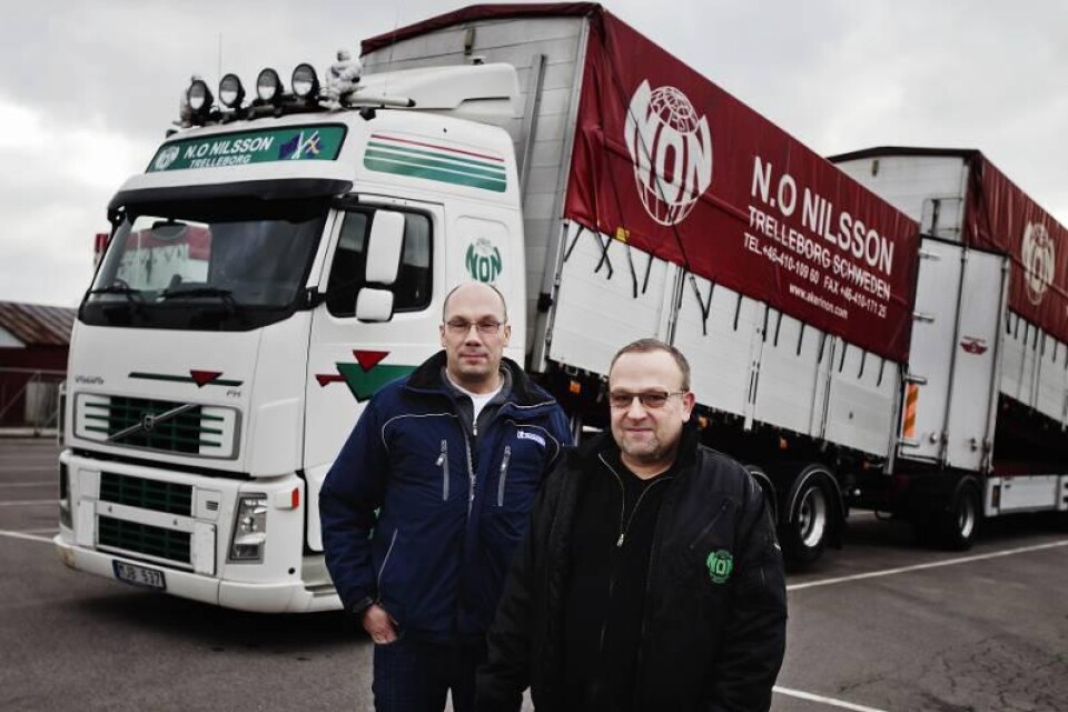 ”Kontroller behövs.” Lastbilschaufförerna Johan Nordh och Håkan Malmberg tycker att det vore bra med en alkobom i Trelleborgs hamn.