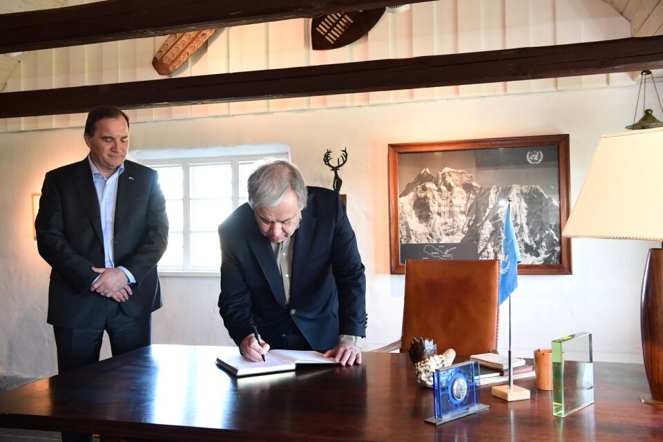 FN:s generalsekreterare Antonio Guterres skriver i gästboken ackompanjerad av statsminister Stefan Löfven.