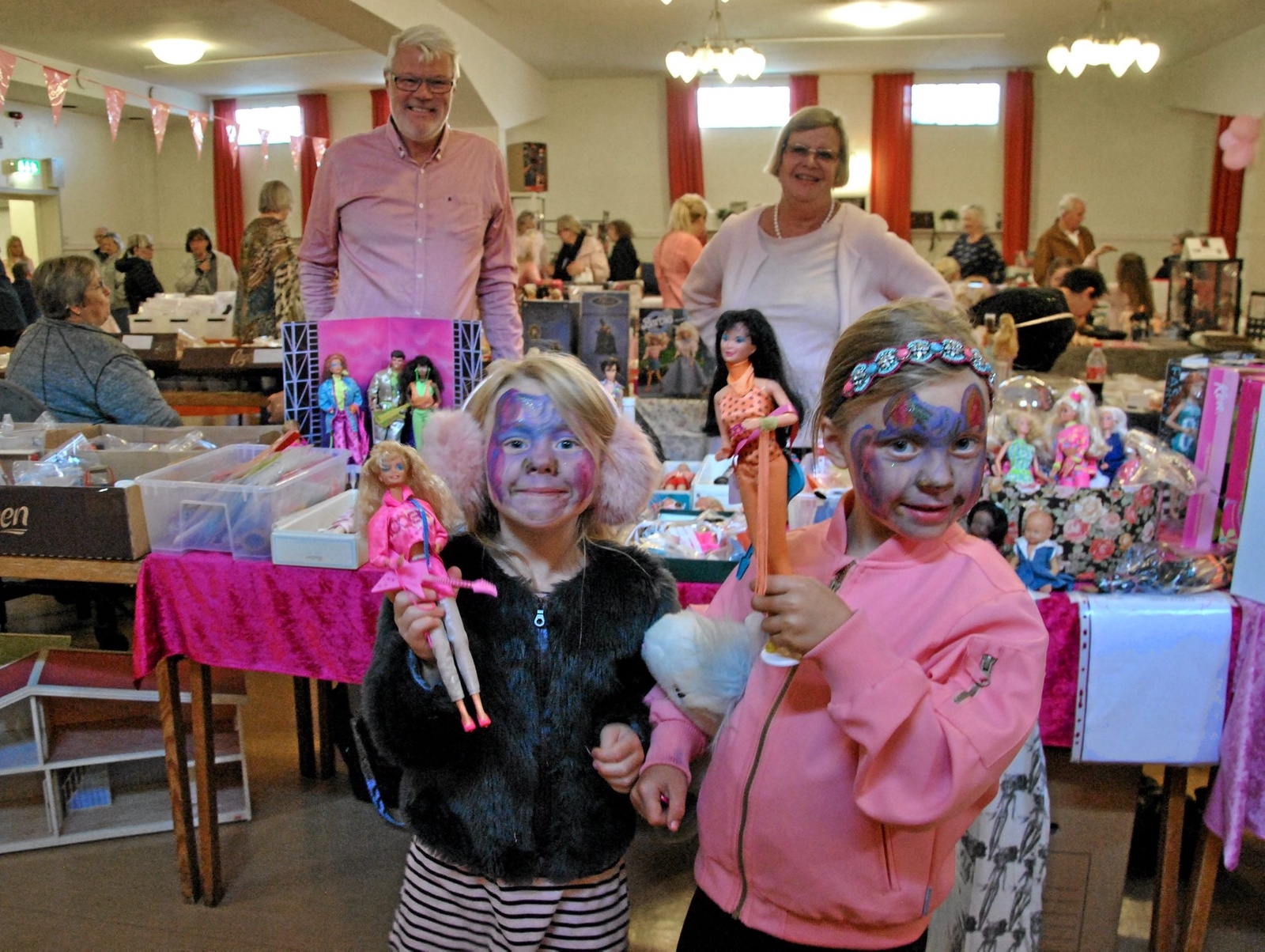 Malmötjejerna Holly Lindvall och Tova Ekberg tycker att det är roligt att leka med Barbie och kunna använda sin fantasi. FOTO: KRISTINA DAVIDSON