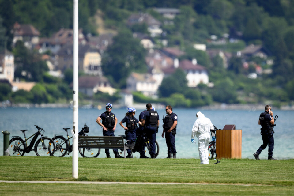 Polisen på plats i parkområdet vid sjön efter attacken i torsdags. Arkivbild.