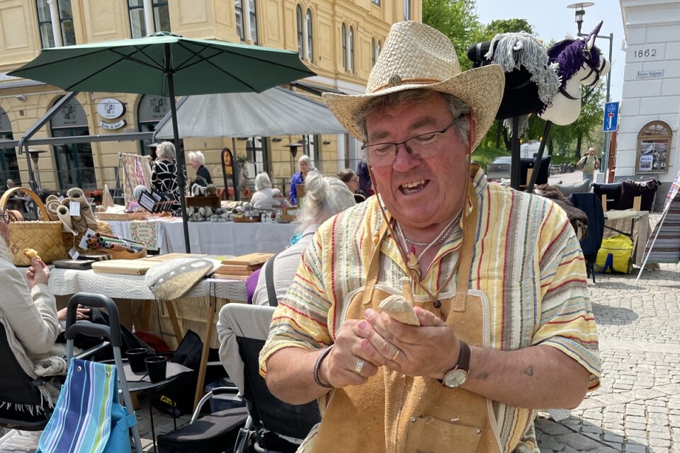 Henning Persson har varit slöjdlärare i 32 år och säljer slevar, kärleksknopar och nyckelringar. "Jag hoppas att det kommer lite gamla elever och hälsar på mig här på marknaden", säger han.