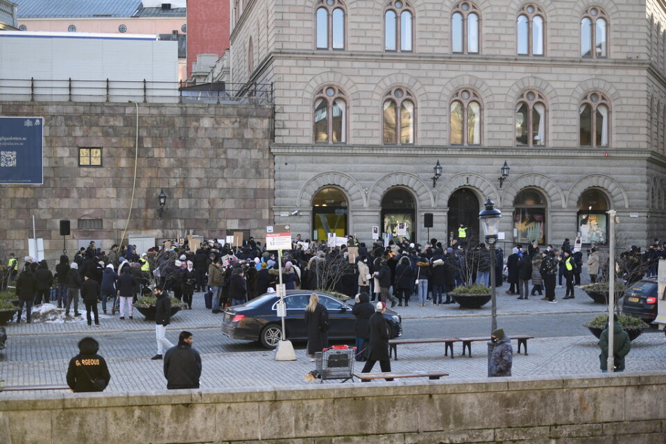 Människor som samlats vid manifestationen vid Mynttorget i Stockholm.