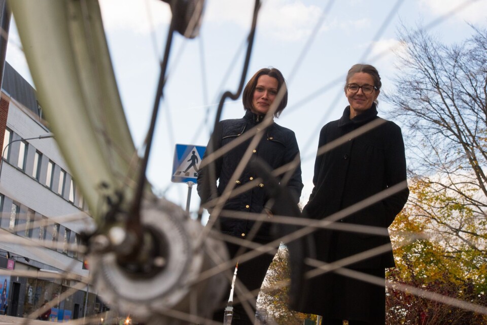 Emelie Lindholm och Cecilia Axelsson är två av gruppen på fyra som nu ska inhämta Älmhultsbornas åsikter om att cykla.