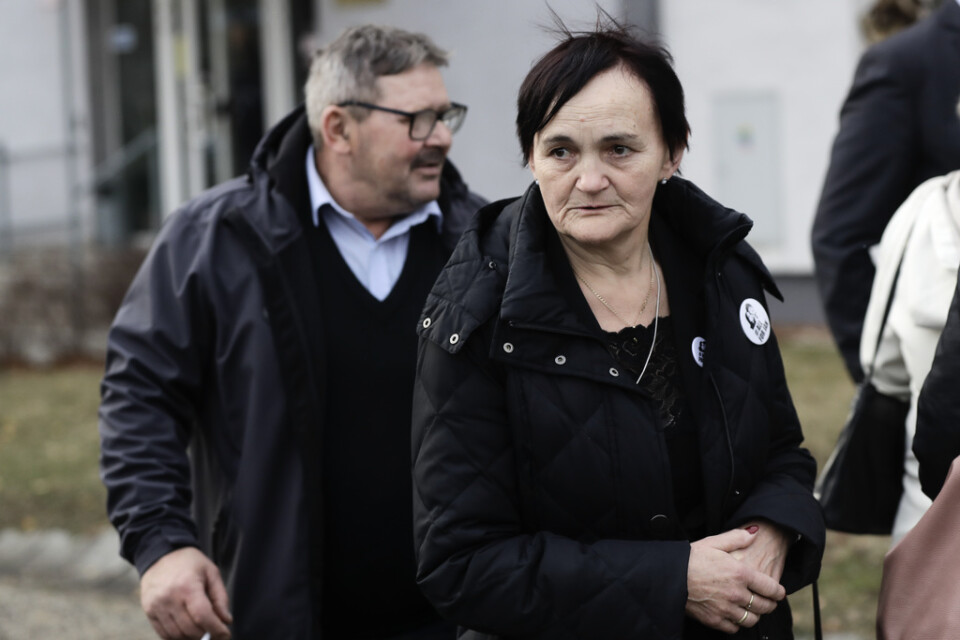 Den mördade journalistens mamma Jana Kuciakova och pappa Jozef Kuciak (bägge på bilden) närvarade vid domstolsförhandlingen, tillsammans med Martina Kusnirovas föräldrar.