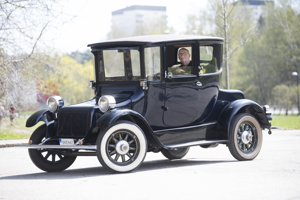 Direkt från elbilens första storhetstid: Detroit Electric Brougham Model 75 från 1918. Erling Carlssons raritet har en toppfart på cirka 40 kilometer i timmen och en räckvidd på tio mil.