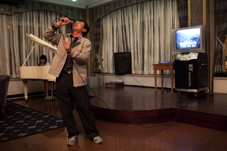 En nordkoreansk man sjunger karaoke, ackompanjerad av sin dotter på piano, i en hotellbar i Mount Kumgang 2011.