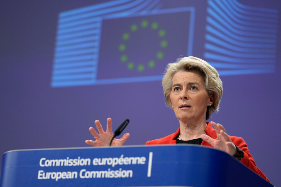 EU-kommissionens ordförande Ursula von der Leyen pressas om mutskandalen i EU-parlamentet på en presskonferens i Bryssel.
