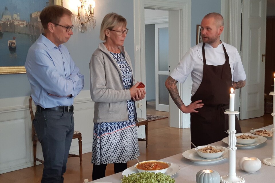 Birgitta och Christer Freij under workshopen den 2 september där de får tips av Johannes från Postgatan. Johannes på Postgatan och Eva-Karin Söderström (husfru och kock på residenset) provlagade produkterna och gav deltagarna feed-back.