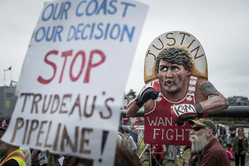 Protester i Vancouver tidigare i juni, mot Justin Trudeaus planer för oljeledningen.