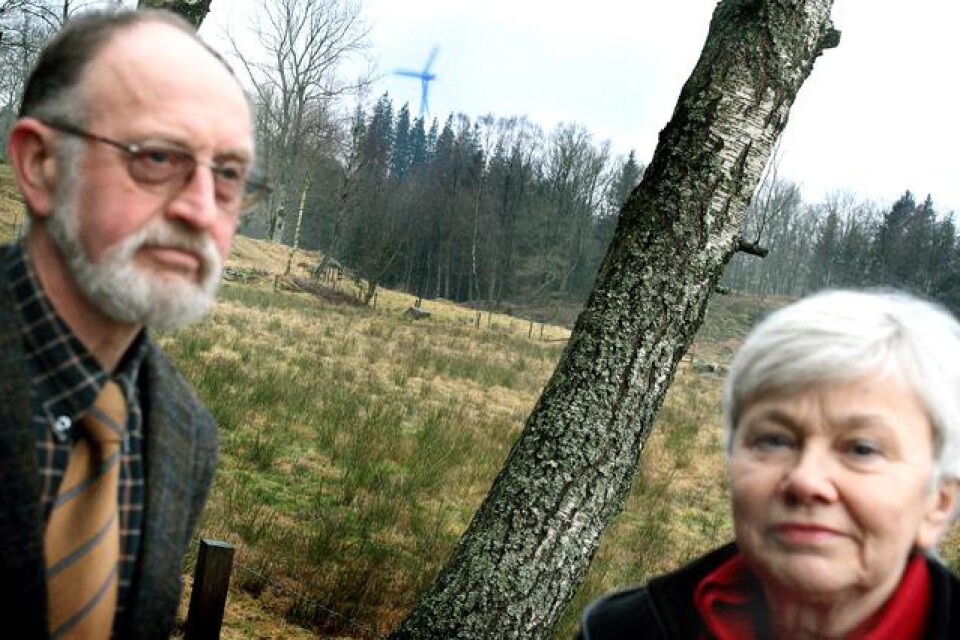 Conny och Iris Strömberg tycker att det högt belägna vindkraftverket har större ljudspridning än de hade väntat sig. - Det låter som ett flygplan som aldrig landar, tycker paret.