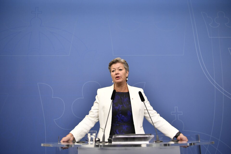 Ylva Johansson (S), arbetsmarknadsminister, kommer med bortförklaringar till varför regeringen överger målet om lägst arbetslöshet i EU.