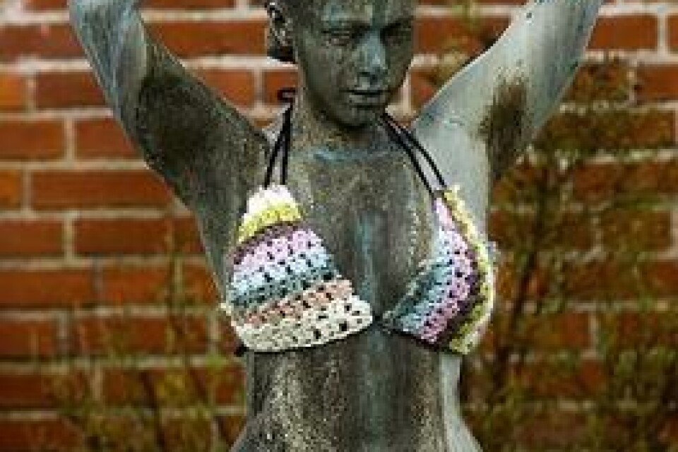Statyn "Livsglädje" har fått en bikini och är klädd inför påsken.