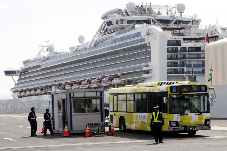 Lyxkryssaren Diamond Princess har hållits isolerad i hamnen i Yokohama i Japan sedan början av februari. Arkivbild.