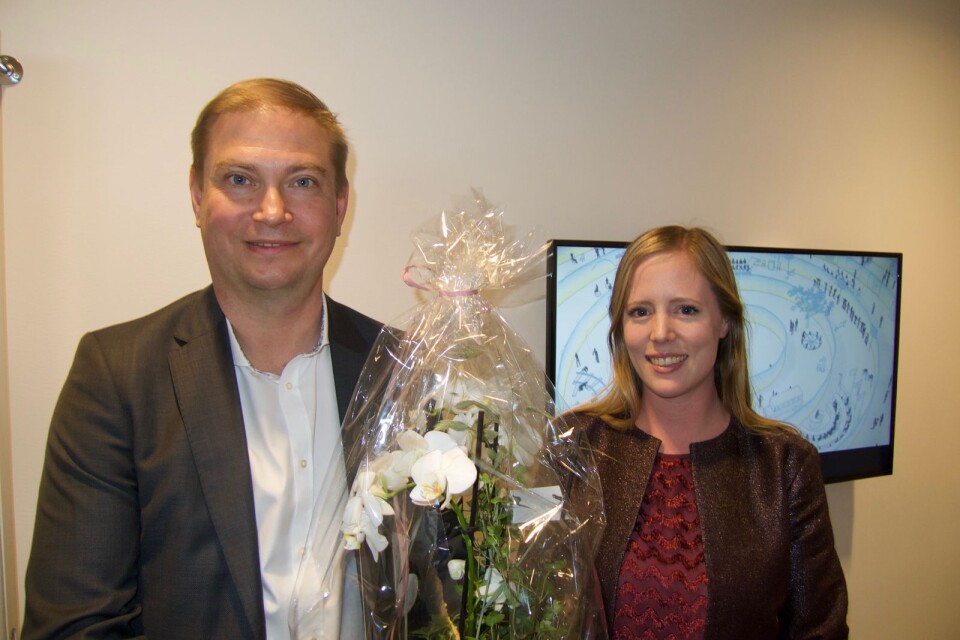 Avant Advokaters Henrik Snellman och Sara Petersson uppvaktade med blomster.