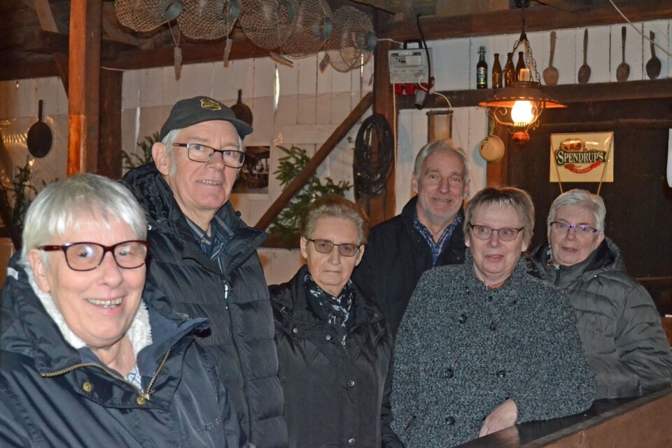 Eva Petersson, Alvar Petersson, Gun Jönsson, Hasse Petersson, Yvonne Nilsson och Kerstin Johansson laddar för ännu en julmarknad i Utnäs.
