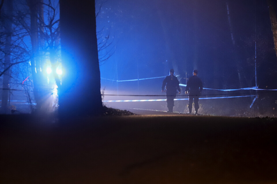 Mannen hittades i ett grönområde i Vårberg, söder om Stockholm, natten mot söndag.