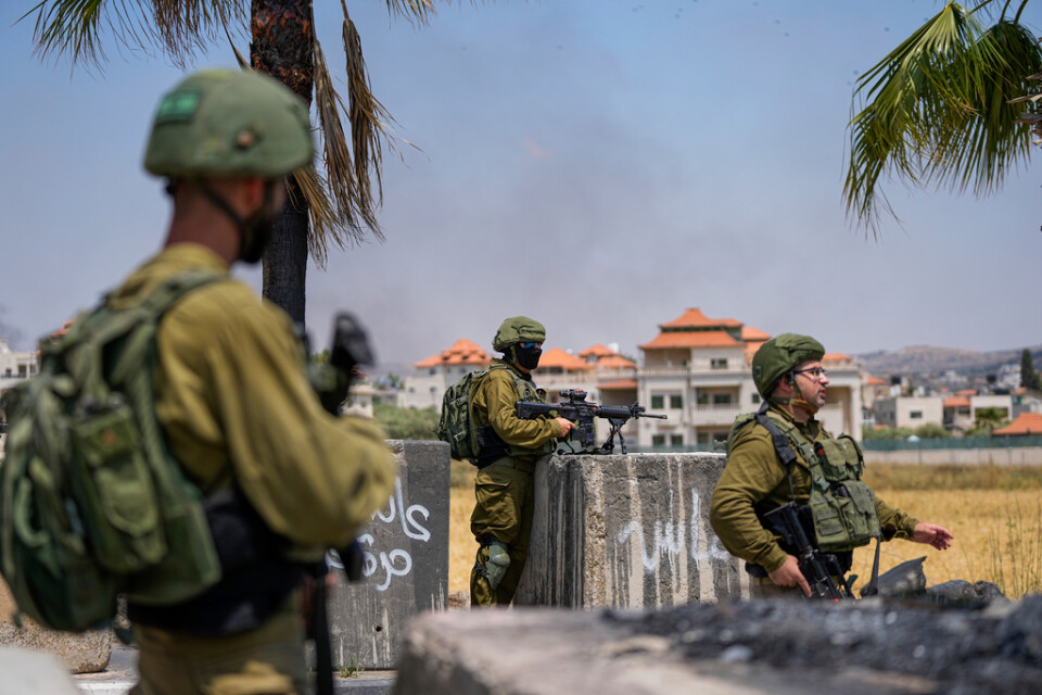 Israeliska soldater vid en vägspärr på Västbanken. Arkivbild