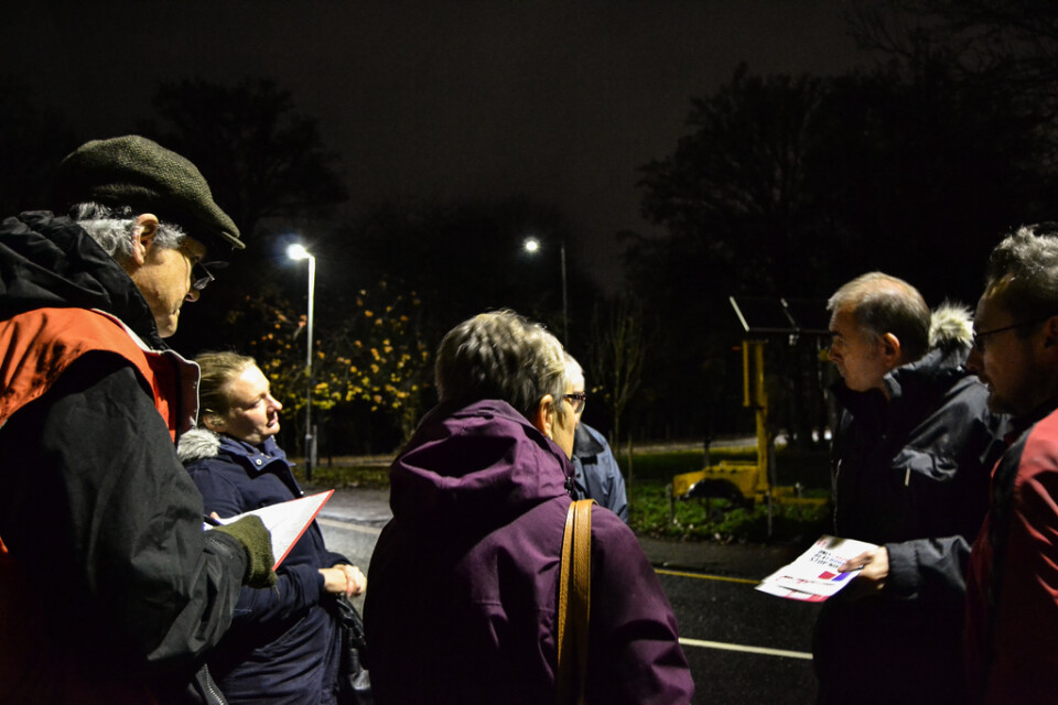 Den lokale kampanjchefen Andrew Smith, till höger, instruerar Labours valarbetare i Uxbridge i nordvästra London.