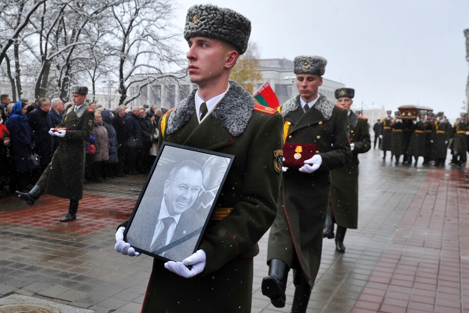 En soldat bär Vladimir Makejs porträtt under begravningen den 29 november.