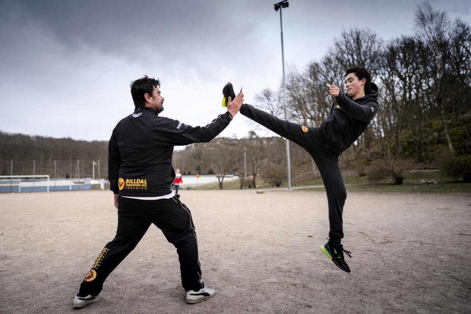 Mathias Hansson och sonen David Hansson Bärring i Billdal Taekwondo tränar utomhus på en grusplan då den vanliga träningen är stängd på grund av coronaviruset.