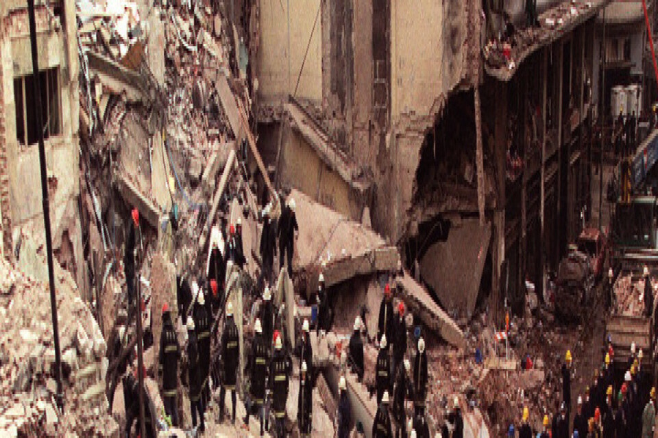 Räddningsarbete efter ett bombattentat mot ett judiskt center i Argentinas huvudstad Buenos Aires 1994.