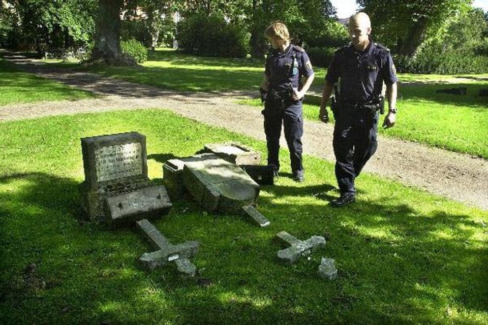 Poliserna Erika Wetterlöf och Torbjörn Hansen går runt bland de omkullvälta gravstenarna på Gamla kyrkogården i Kristianstad. De letar efter blanka stenar där det finns möjlighet att söka efter fingeravtryck.