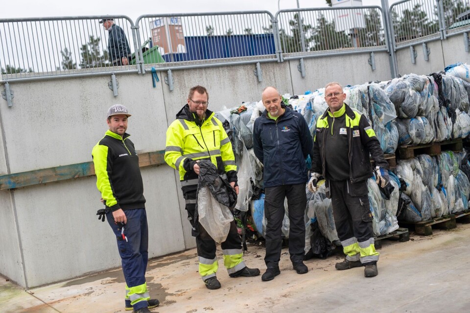 Personalen på återvinningen i Åhus jobbar för att mer plast ska kunna återvinnas. Från vänster: Alexander Stridh, Mikael Lövkvist, Lars-Göran Nilsson, Rolf Pettersson.