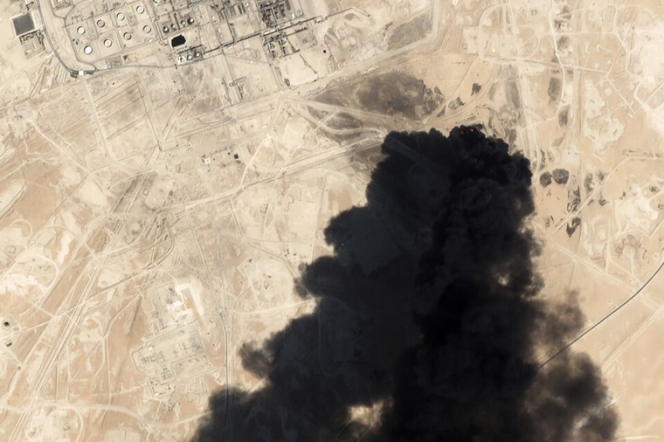 Rök stiger från oljeanläggningen Saudi Aramco som attackerades 14 september 2019.