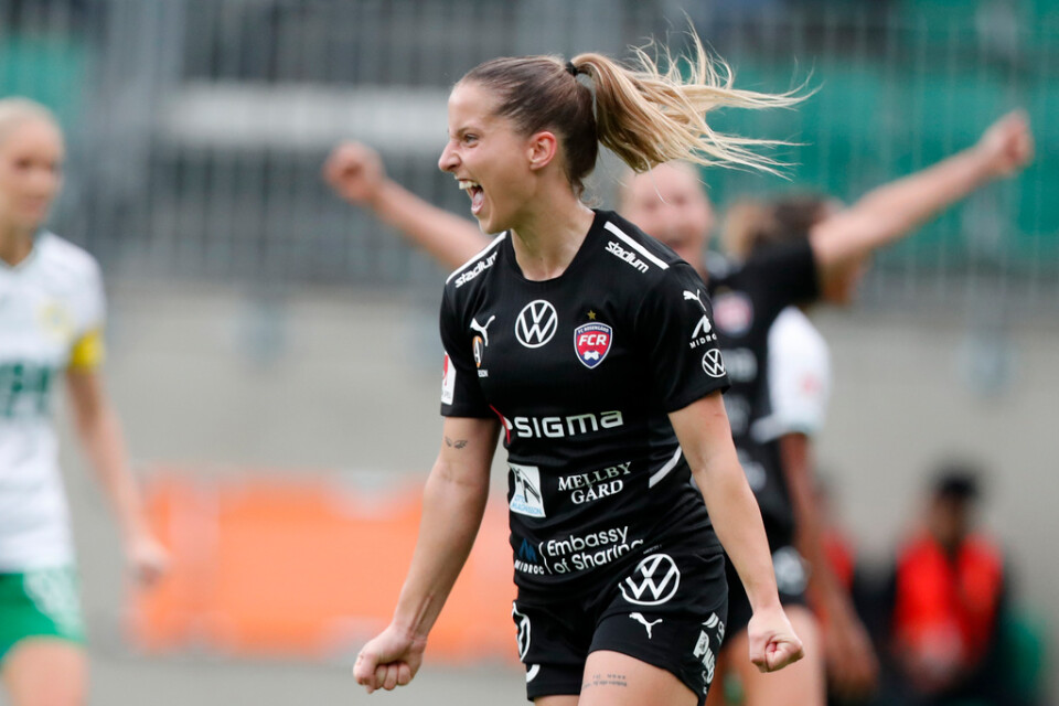 Rosengårds Jelena Cankovic jublar efter sitt straffmål i Rosengårds 2–1-seger över Hammarby.
