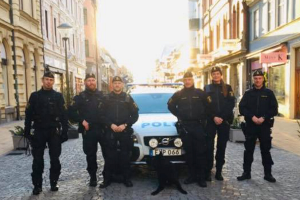 Poliserna som jobbar på julafton i Kristianstad önskar alla en God Jul.