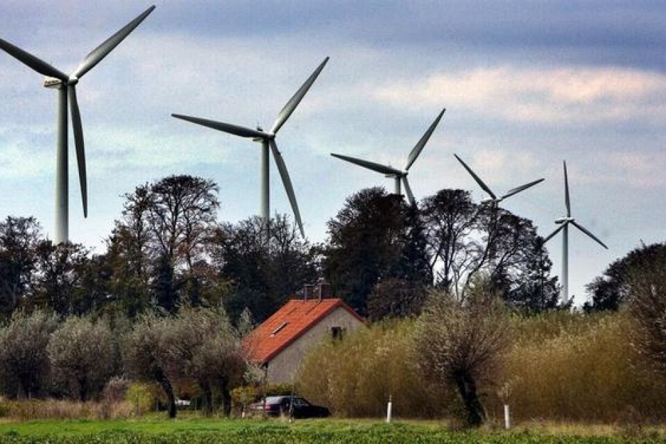 "Väderberoende elproduktion som vindkraft skapar ett stort behov av utbyggnad av vårt elnät, vilket inte bara kommer att påverka vårt landskap och många markägare utan också medföra ännu högre elöverföringsavgifter.”