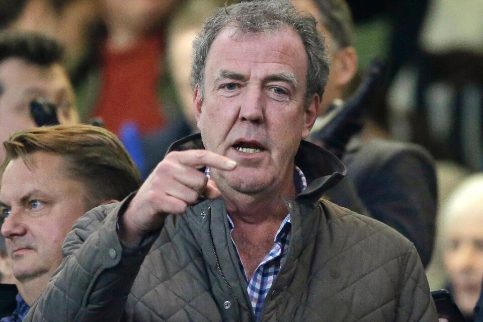 Den brittiske tv-profilen Jeremy Clarkson ger nu sin version av händelsen där han ska ha attackerat en producent - vilket ledde till att han fick sparken som programledare för \"Top Gear\". I en krönika i Sunday Times som återges av BBC skriver Clarkson