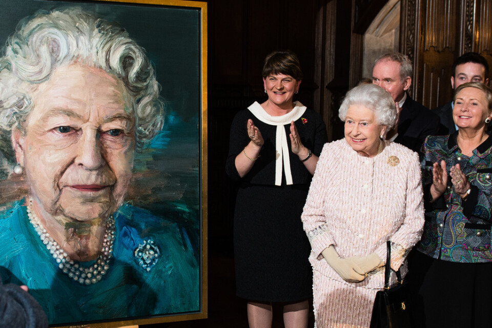 Drottning Elizabeth inspekterar ett porträtt i London 2016.