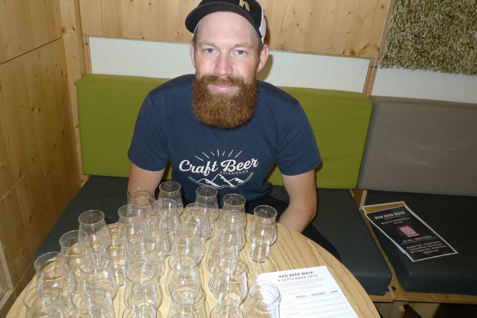 Arrangören Robert ”Robban” Andersson har fyllt bordet med dricksglas för användande under Vxo Beer Walk.