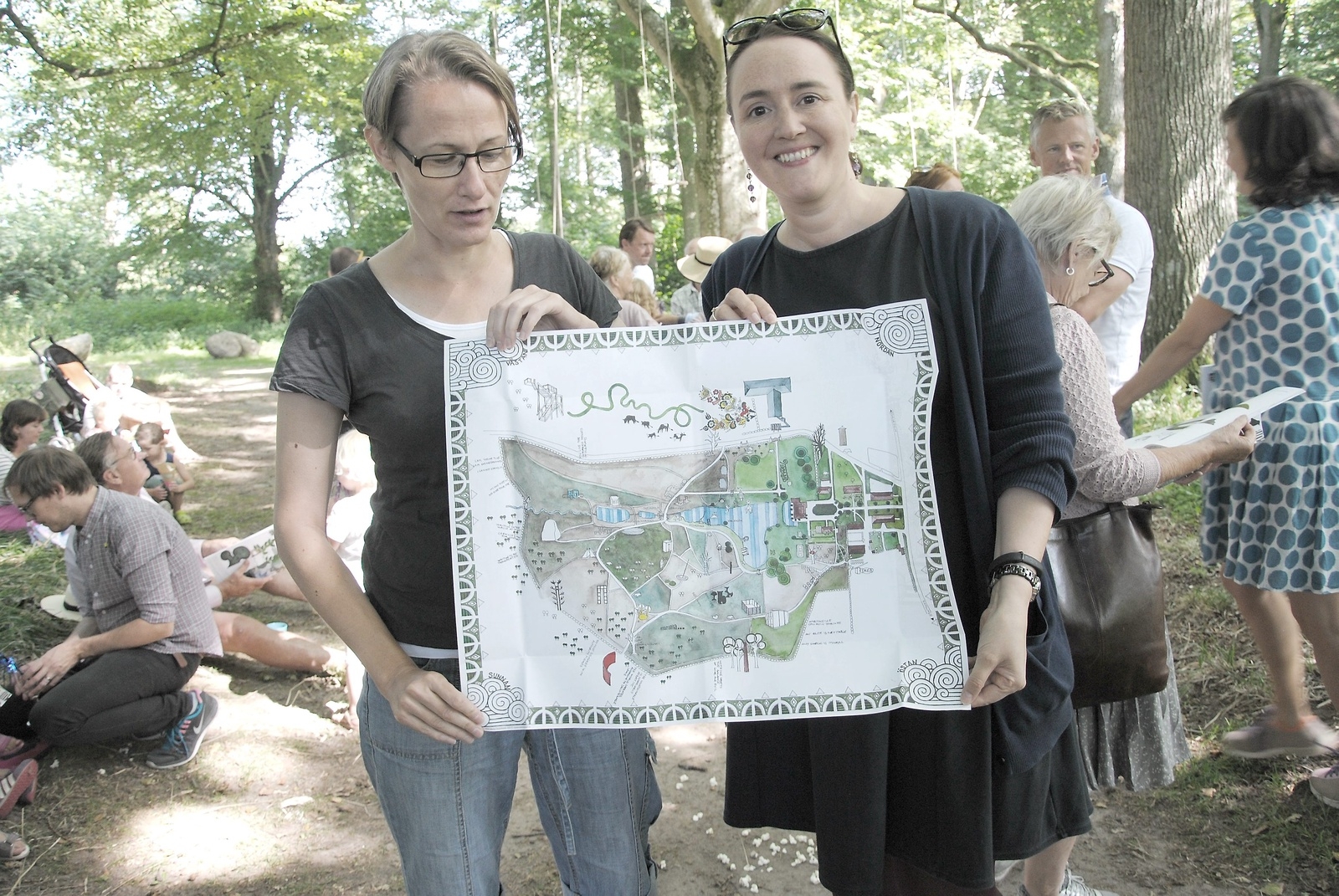 Författaren och programledaren Johanna Koljonen (till höger) och konstnären Jenny Garnlund har gjort årets barnbok på Wanås, Jag vill bygga. Boksläpp i konstparken.