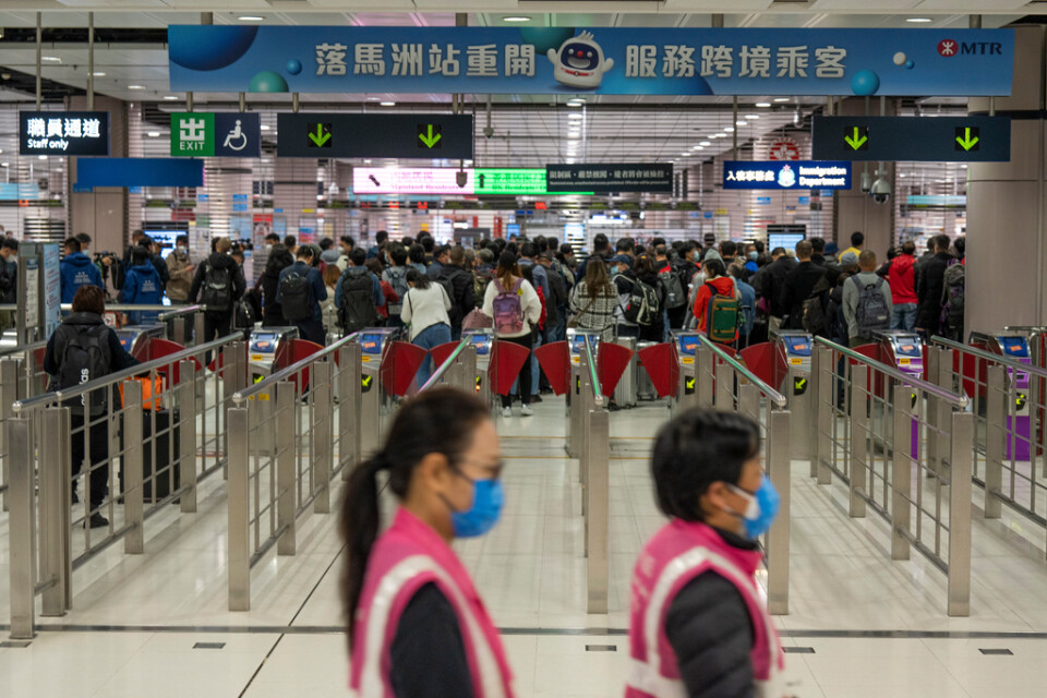 Resenärer vid avgångshallen på stationen i Lok Ma Chau i Hongkong, efter det att gränsrestriktioner mot det kinesiska fastlandet lättats.