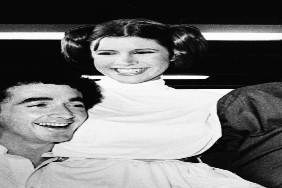 Peter Mayhew, längst till höger, tillsammans med Star wars-kollegorna Harrison Ford (Han Solo), Anthony Daniels (C-3PO) och Carrie Fisher (Leia) vid en tv-inspelning 1978.