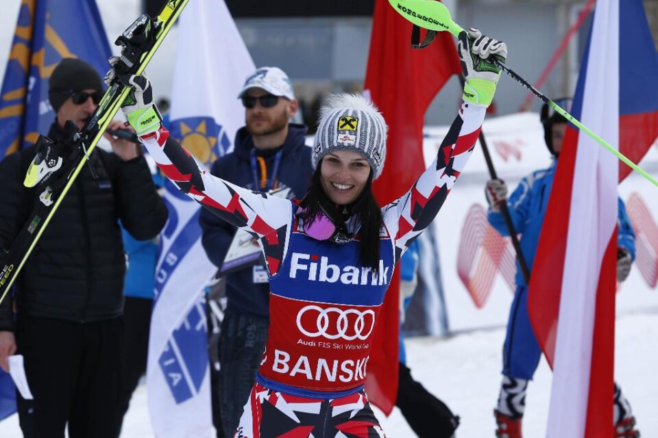 Anna Fenninger sätter press på den alpina världscupledaren Tina Maze efter att ha vunnit sin fjärde raka tävling - det uppskjutna super-G-loppet i bulgariska Bansko. Österrikiskan är nu bara 44 poäng efter slovenskan Maze. Fenninger vann loppet med 16 h