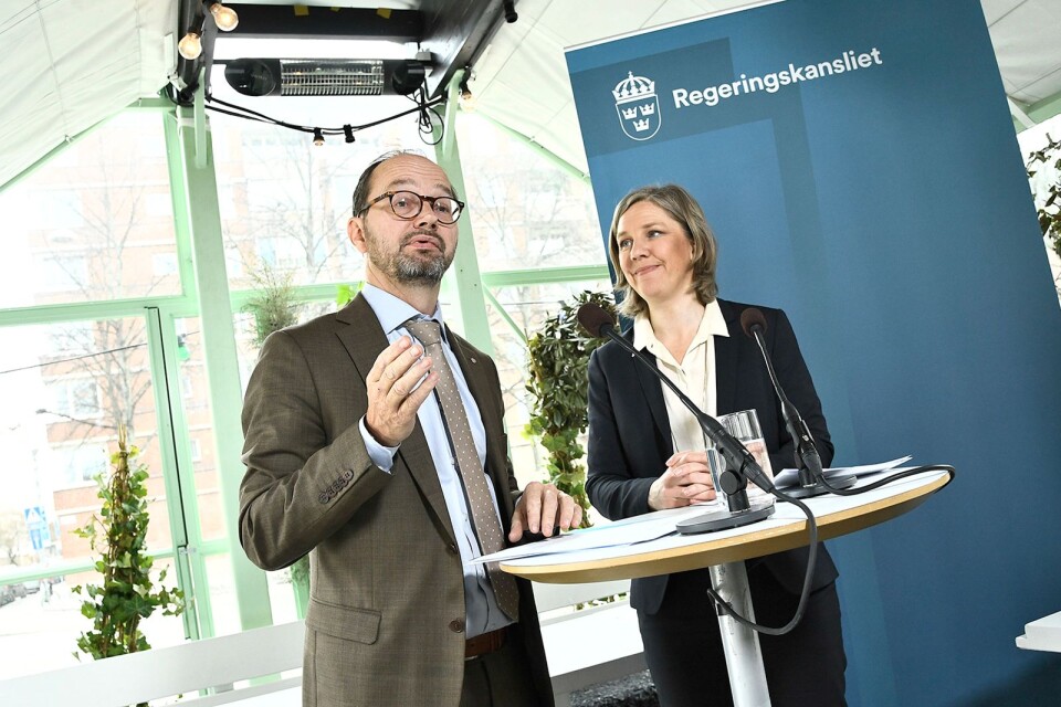Infrastrukturminister Tomas Eneroth (S) och miljöminister Karolina Skog (MP) är två av de fyra statsråd som, inte utan gnissel, förhandlat fram regeringens bud till Alliansen  och V i tågfrågan.
