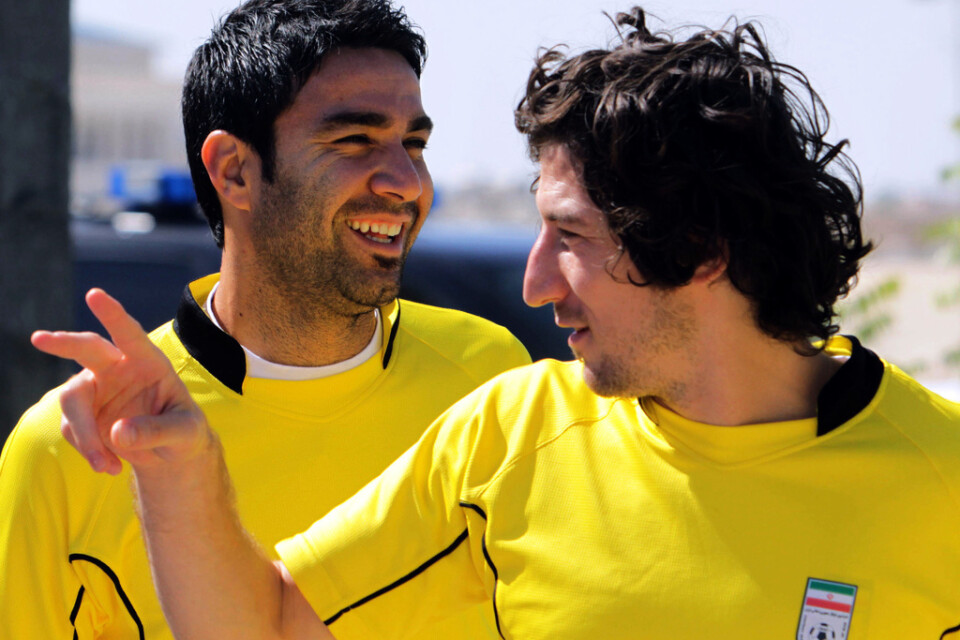 Iranska fotbollsstjärnorna Andranik Teymourian (höger) och Javad Nekounam (vänster). Tidigare landslagsspelaren Nekounam vägrar åka till fotbolls-VM i Qatar trots inbjudan från Fifa. Arkivbild.