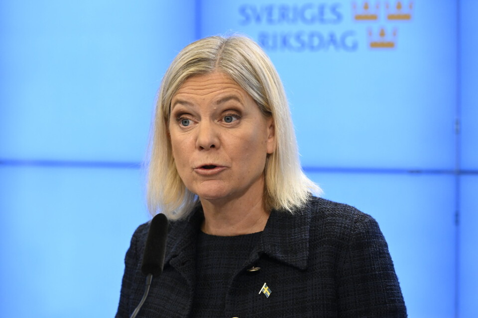 Magdalena Andersson (S) föreslår mer resurser till brottsförebyggande arbete under en pressträff om gängvåldet.