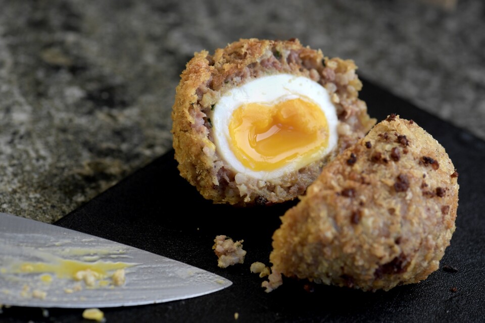 Scotch eggs är vanligt på brittiska pubar och picknickar. Arkivbild.